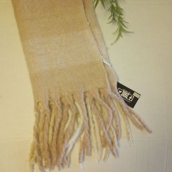 Justin and Taylor blush fringed blanket scrarf - Picture 1 of 8